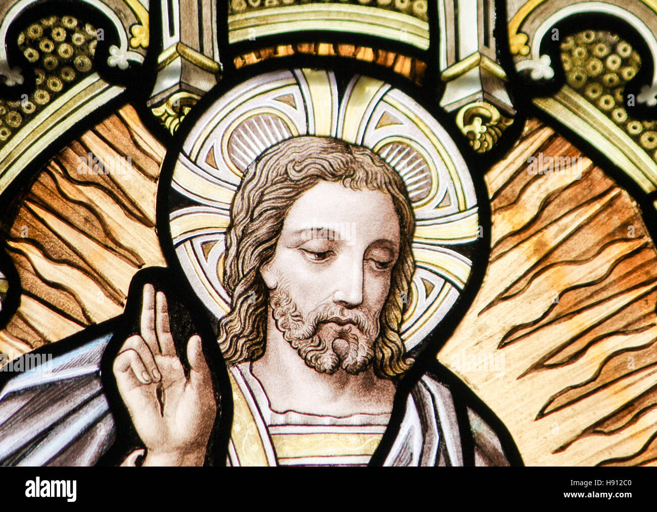 Vetrata raffigurante l'Ascensione di Gesù Cristo nella Chiesa di Alsemberg, Belgio. Foto Stock