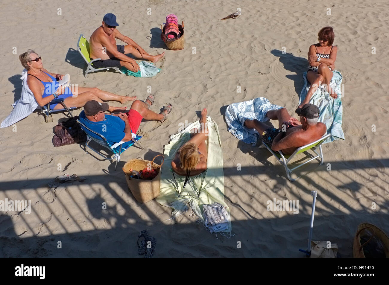 Una famiglia francese sulla spiaggia in Quiberon, Bretagna Francia Foto Stock