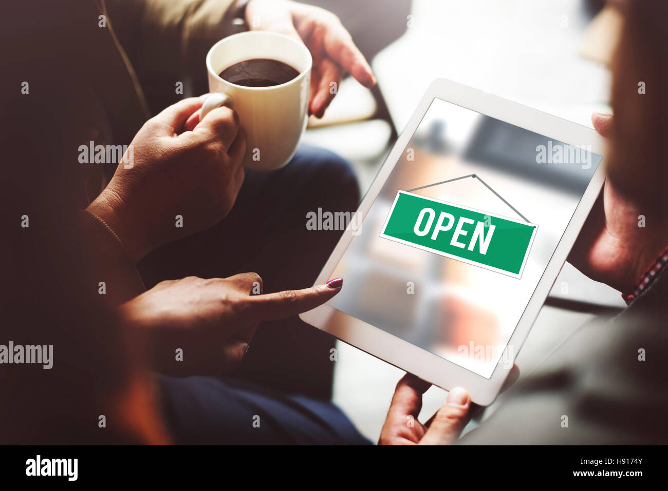 Aprire il banner di segno di benvenuto Concetto di preavviso Foto Stock