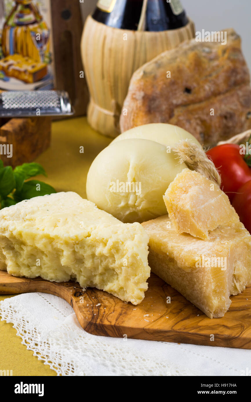 Miglior cibo italiano - freschi il caciocavallo, pecorino, pamesane formaggio e pomodori Foto Stock