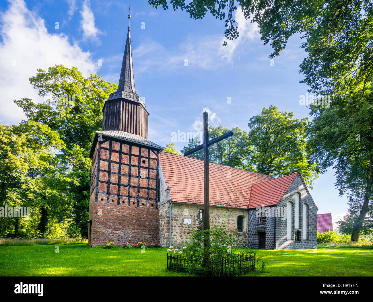 Borgo medievale chiesa di Ribokarty con mezzo in legno steeple toped in una guglia barouque, West Pomerania, Polonia Foto Stock