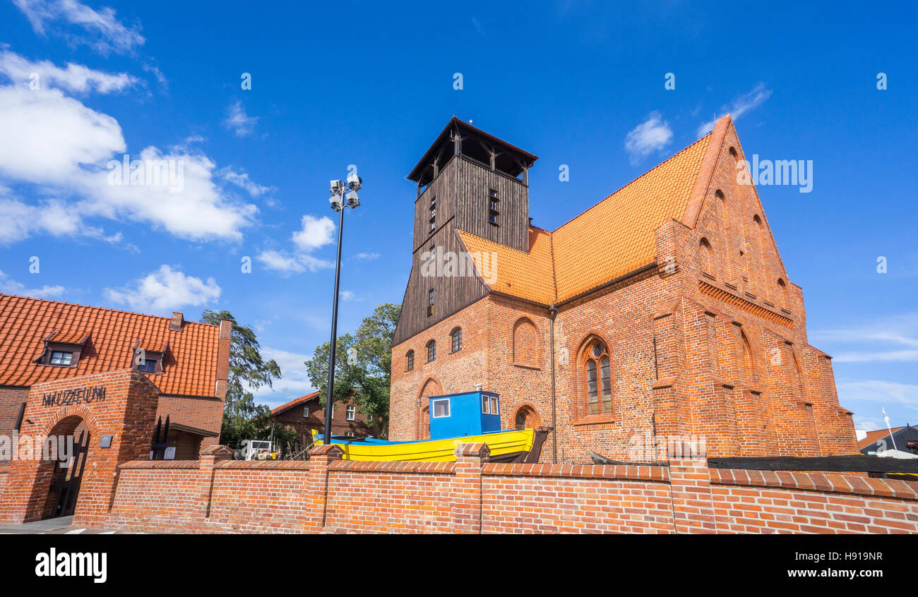 Polonia, Pomerania, penisola di Hel, vista del Museo della Pesca nel post-evangelici Pietro e Paolo la Chiesa al porto di Hel Foto Stock