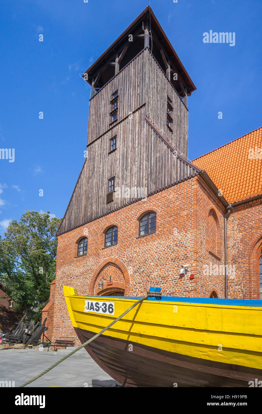 Polonia, Pomerania, penisola di Hel, vista del Museo della Pesca nel post-evangelici Pietro e Paolo la Chiesa al porto di Hel Foto Stock