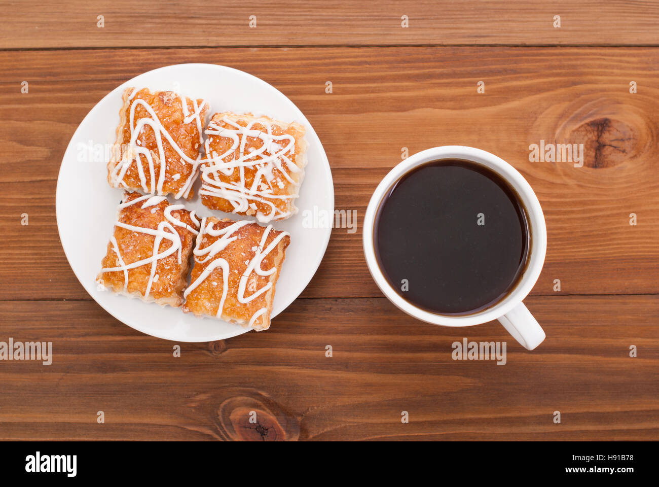Tazza di caffè e dolci su sfondo di legno. Foto Stock