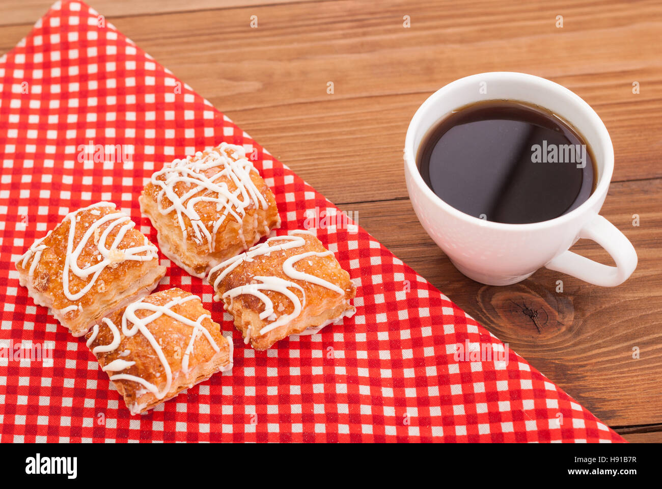 Caffè e biscotti sulla tovaglia. Foto Stock