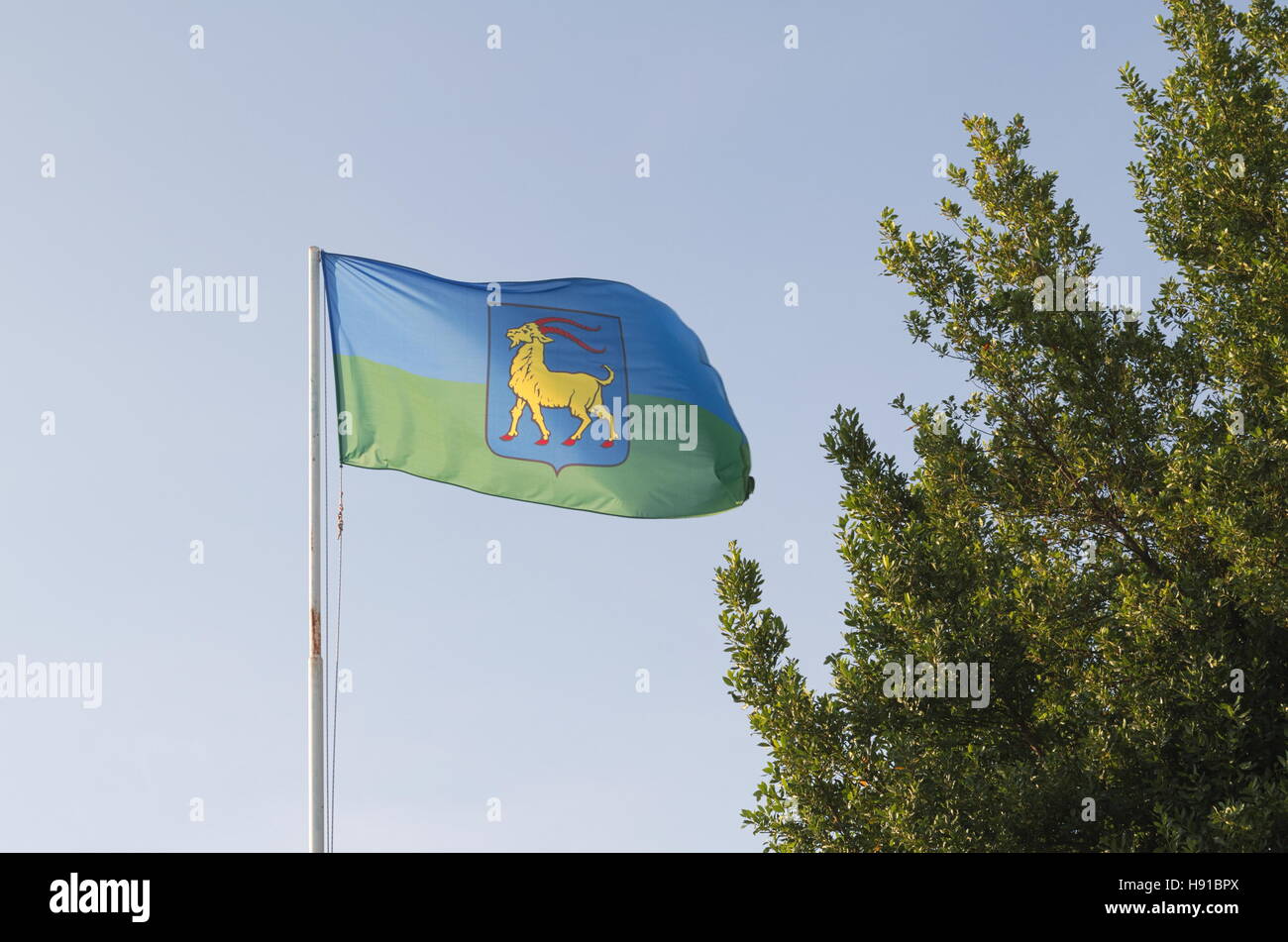 Istria County bandiera nel vento con boccola verde e cielo blu chiaro Foto Stock