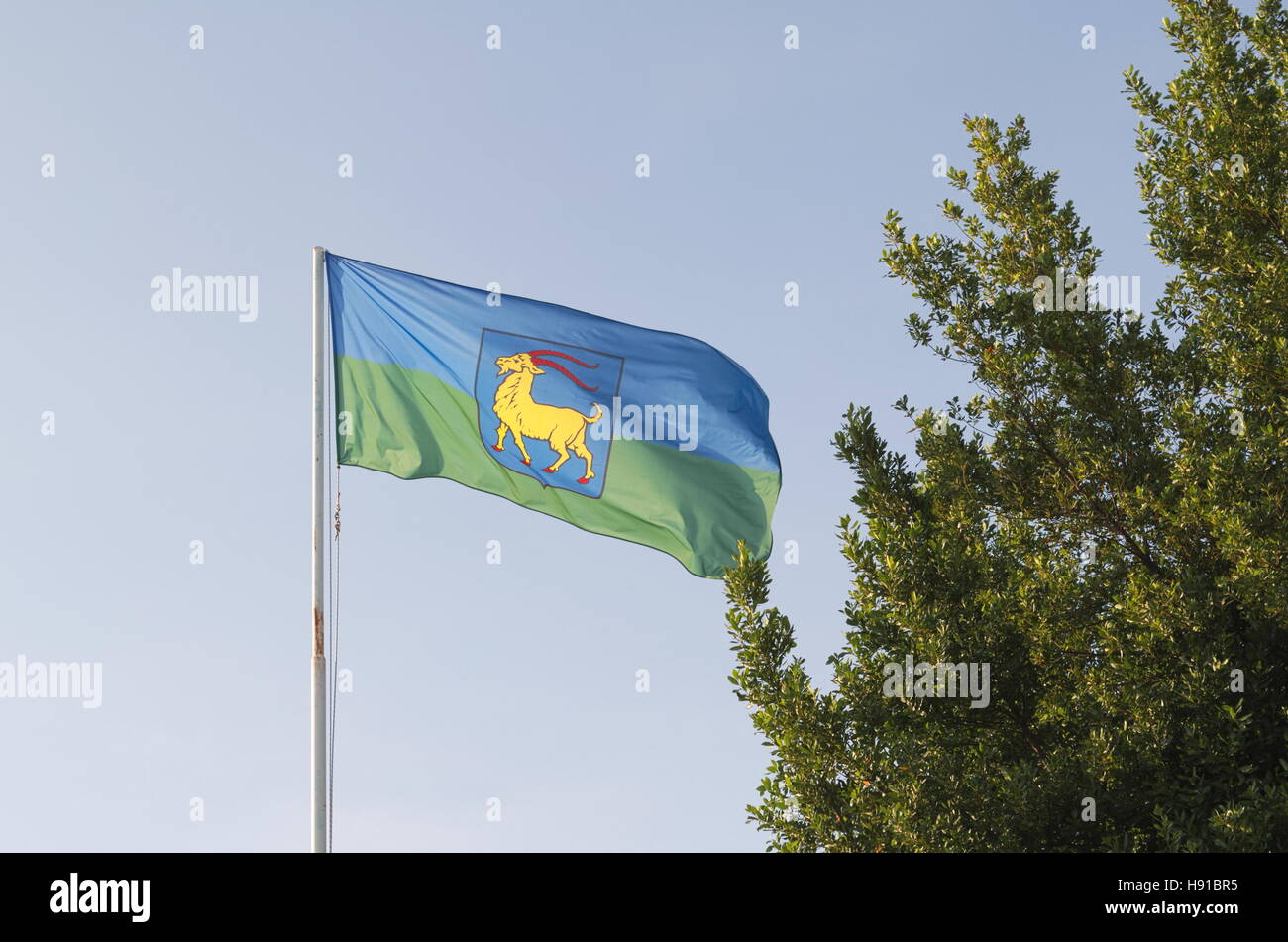 Istria County bandiera nel vento con boccola verde e cielo blu chiaro Foto Stock