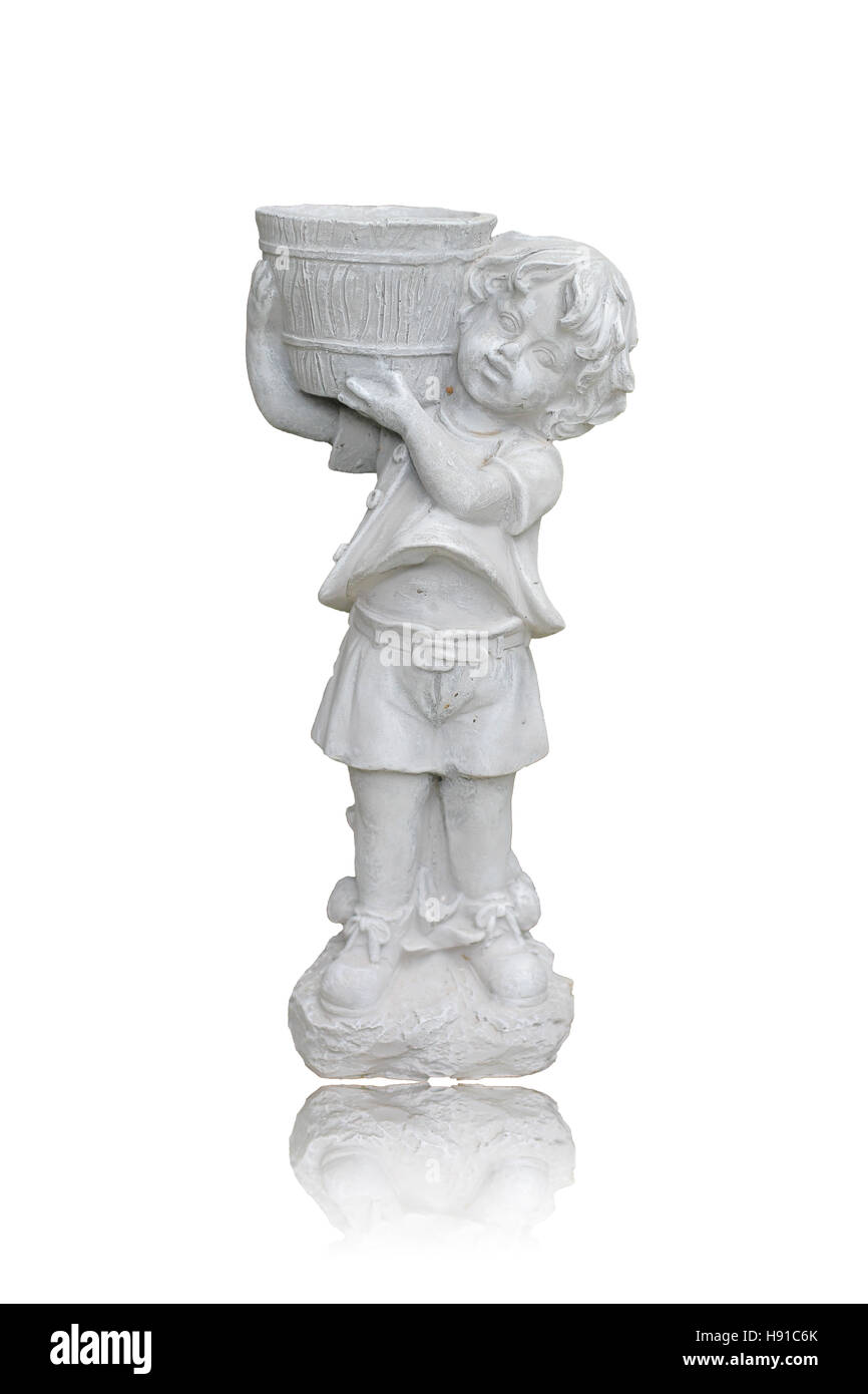 Statua di bambini che portano secchi di acqua isolati su sfondo bianco. Foto Stock