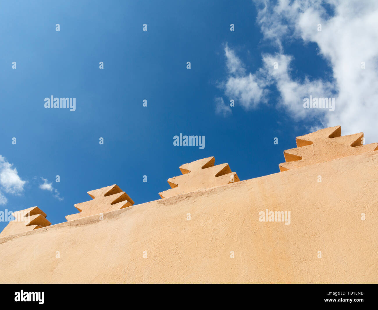 Città rosa contro pareti luminose blu cielo soleggiato con nuvole di Marrakech , Marocco , il Nord Africa Foto Stock