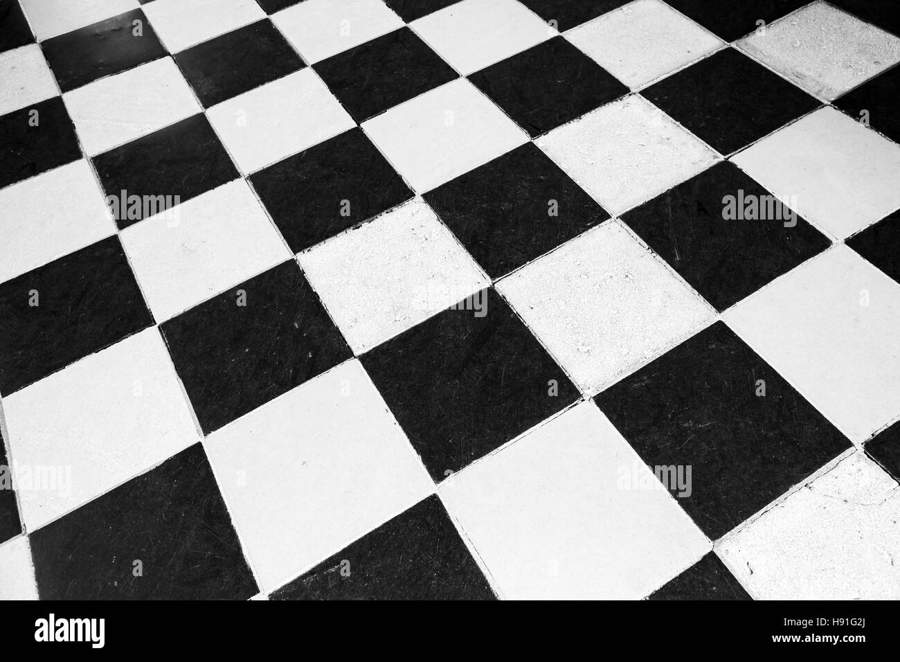 Vintage stone pavimento piastrellato di bianco e nero con motivo a scacchi Foto Stock