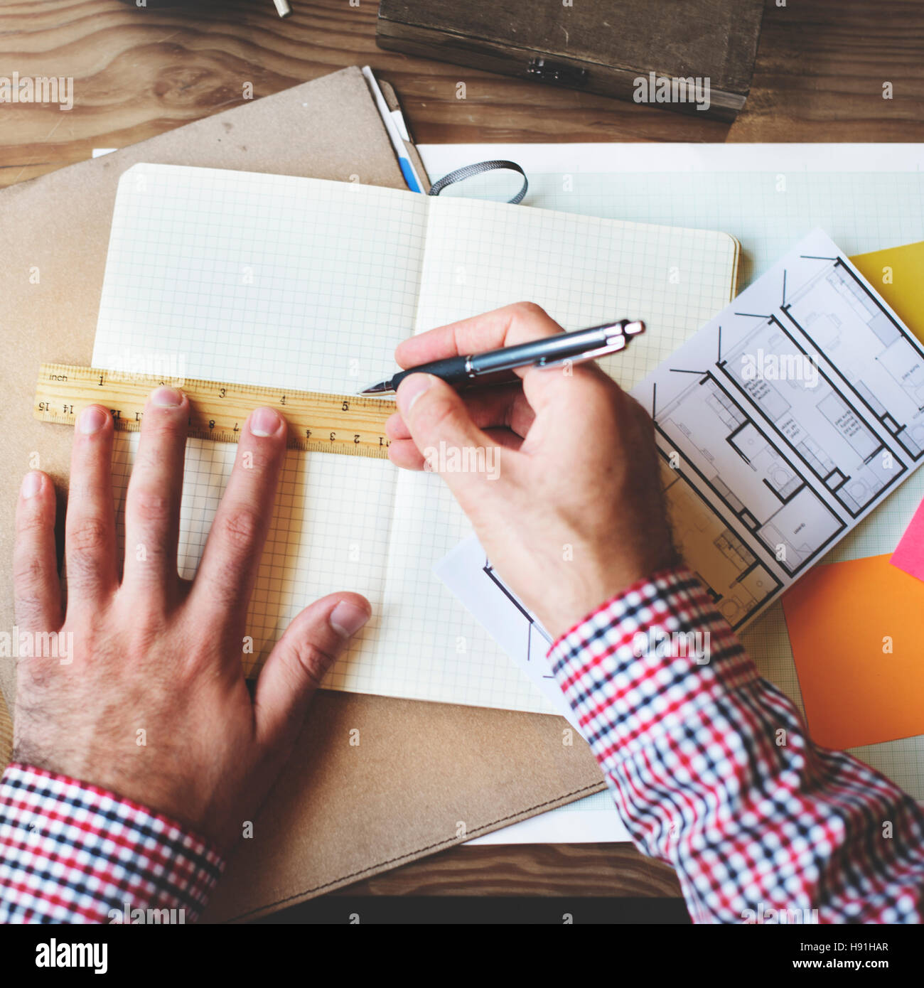 Pianificazione righello professionale di lavoro stazionario concetto di ufficio Foto Stock