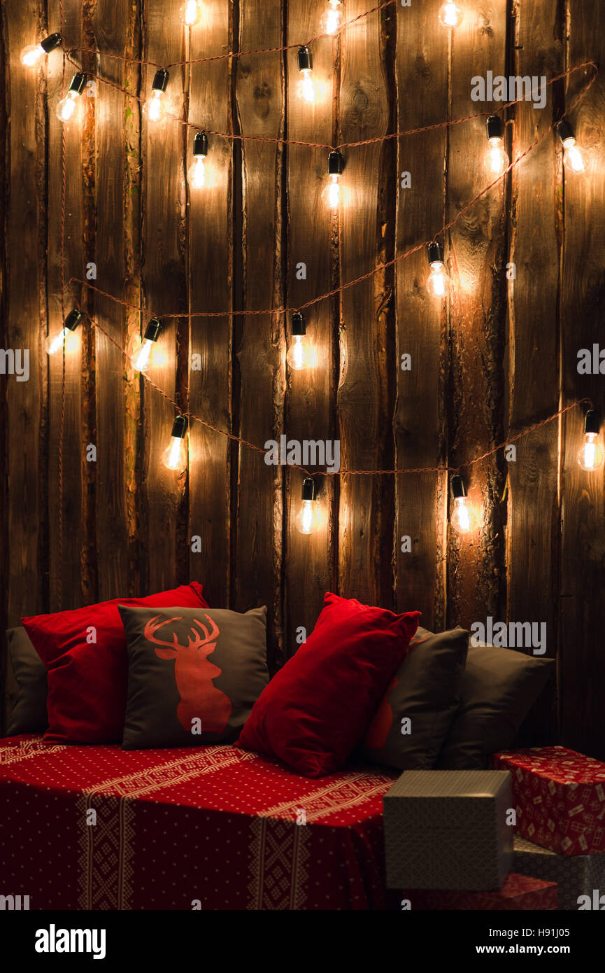 Testa di cervo su rosso fatto a mano cuscino sfondo di legno in interni Foto Stock