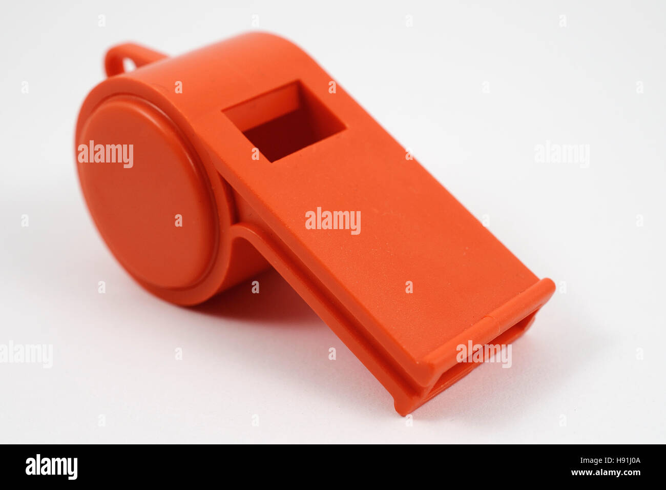 In plastica arancione fischio su sfondo bianco Foto Stock