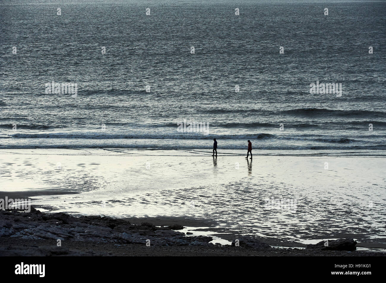 Paio di camminare sulla spiaggia presso la costa del patrimonio di Mid Glamorgan. Foto Stock
