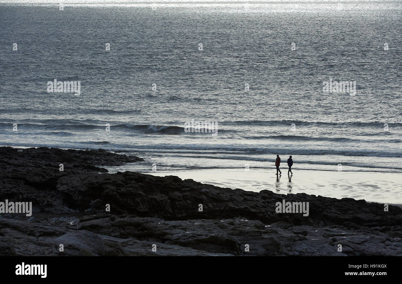 Paio di camminare sulla spiaggia presso la costa del patrimonio di Mid Glamorgan. Foto Stock
