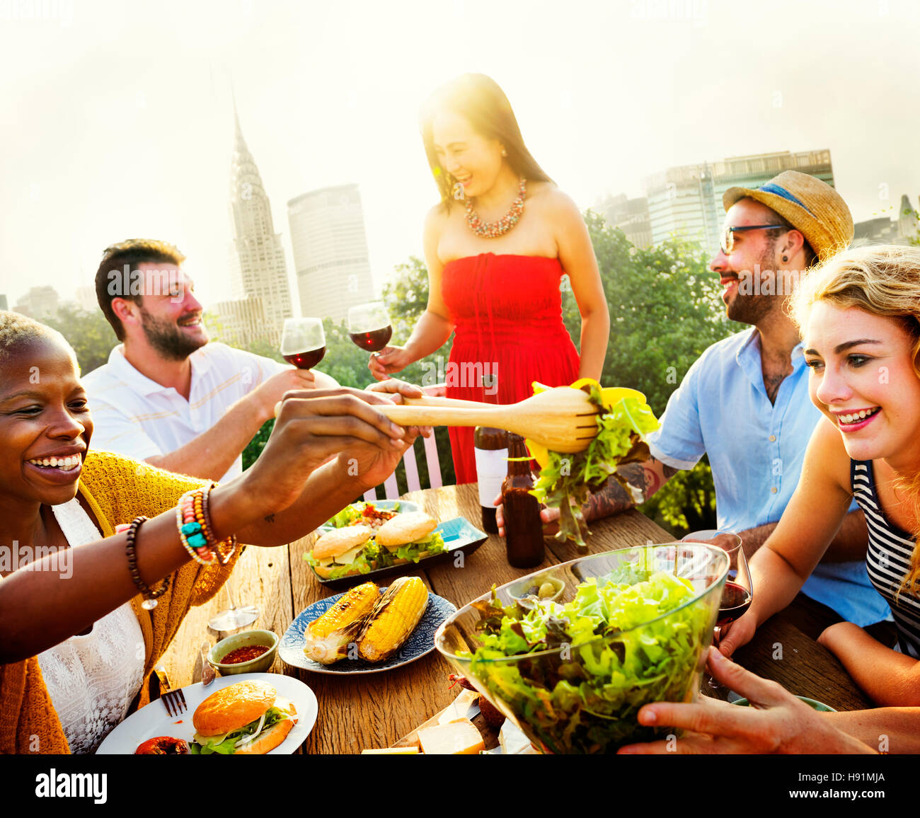 Celebrazione amicizia sul tetto il concetto di partito Foto Stock