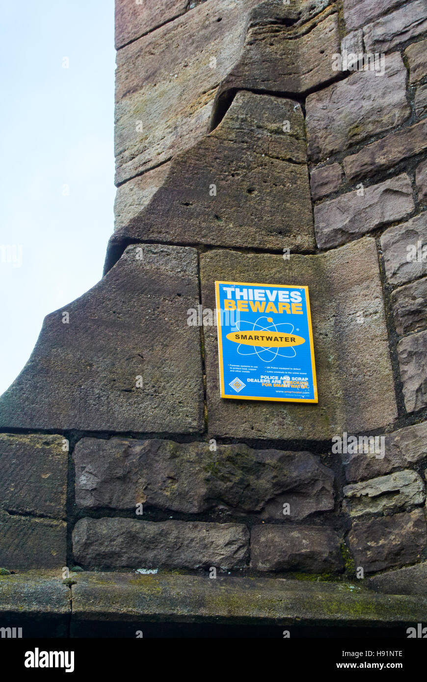 SmartWate segno indicante che il metallo utilizzato per il lampeggio di piombo su questo edificio è stata trattata con SmartWater® Foto Stock
