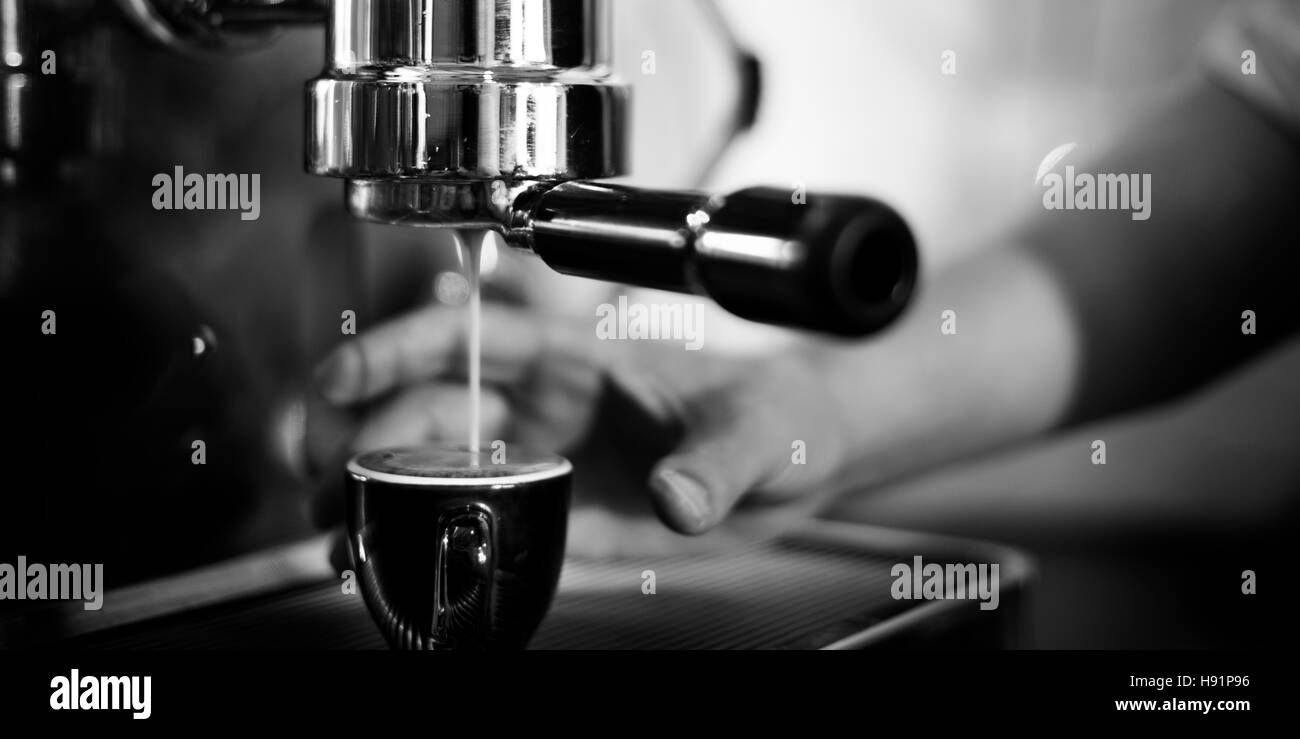 Barista coffee Brewing Grind concetto professionale Foto Stock