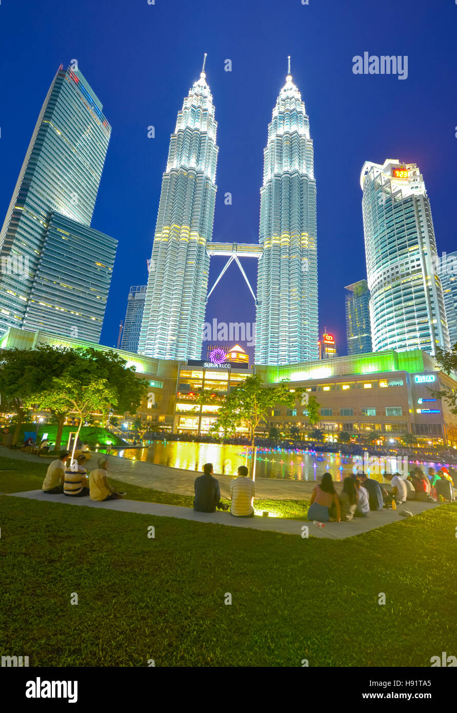 Vista notturna di Petronas Twin Towers di Kuala Lumpur in Malesia Foto Stock