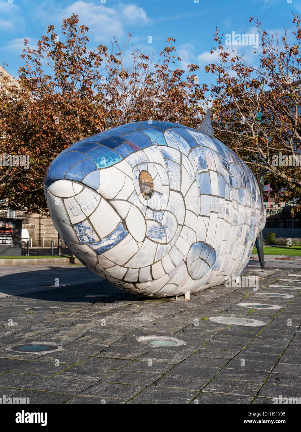 La grande statua di pesce a Belfast, Irlanda del Nord. Stampato un mosaico ceramico scultura. Un ben noto punto di riferimento di Belfast Foto Stock