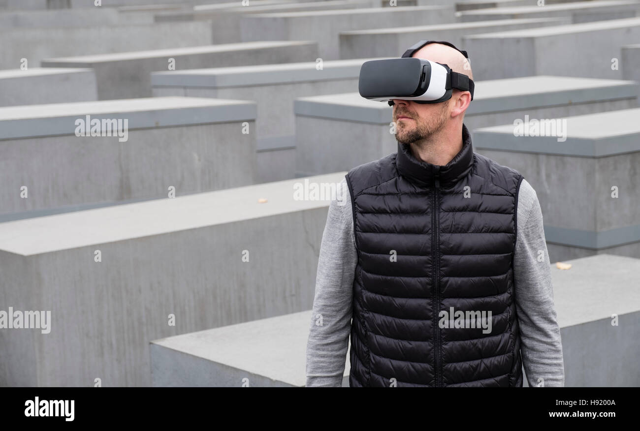Uomo che indossa VR Virtual Reality auricolare a Berlino Germania Foto Stock