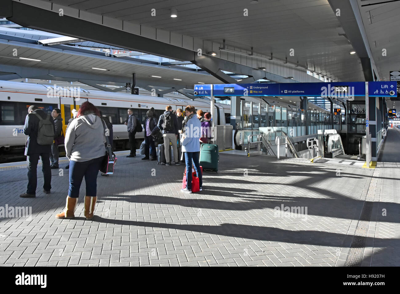 Pendolari in attesa su piattaforma per treno su piattaforme ricondizionato presso la stazione di London Bridge, parte di un grande regno unito la ricostruzione di progetto di infrastruttura Foto Stock