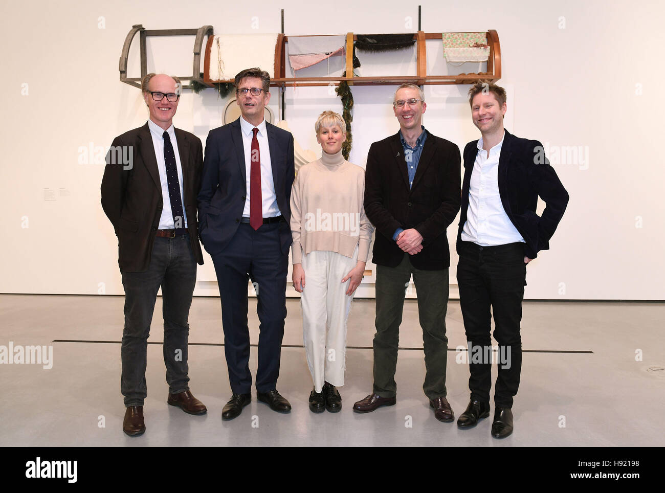 Helen Marten (al centro), vincitore del primo premio Hepworth per la scultura, si pone con (da sinistra a destra) Will Gompertz, David Liddiment, Simon Wallis, direttore dell'Hepworth Wakefield e Christopher Bailey, direttore creativo di Burberry, durante una cerimonia di premiazione per il premio alla Hepworth Wakefield Gallery di West Yorkshire. Foto Stock