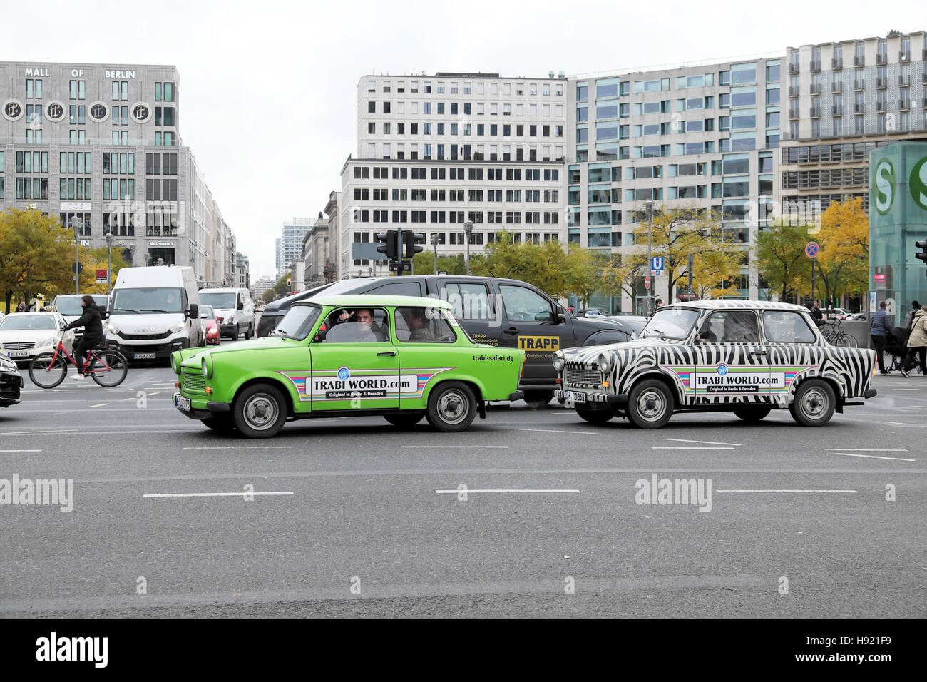Due Trabi world tour Trabant est vetture tedesche nel traffico a Potsdamer Platz di Berlino, Germania, UE KATHY DEWITT Foto Stock