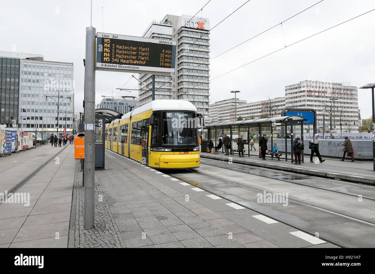 M5 tram sulla piattaforma e scheda display ad Alexanderplatz Berlino Germania KATHY DEWITT Foto Stock