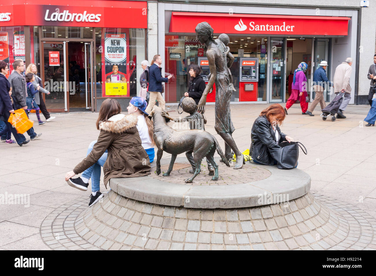 'Anticipazione' di Anita Lafford, una statua di bronzo che raffigura una madre e i suoi due figli e cane, Uxbridge, Greater London, Regno Unito Foto Stock