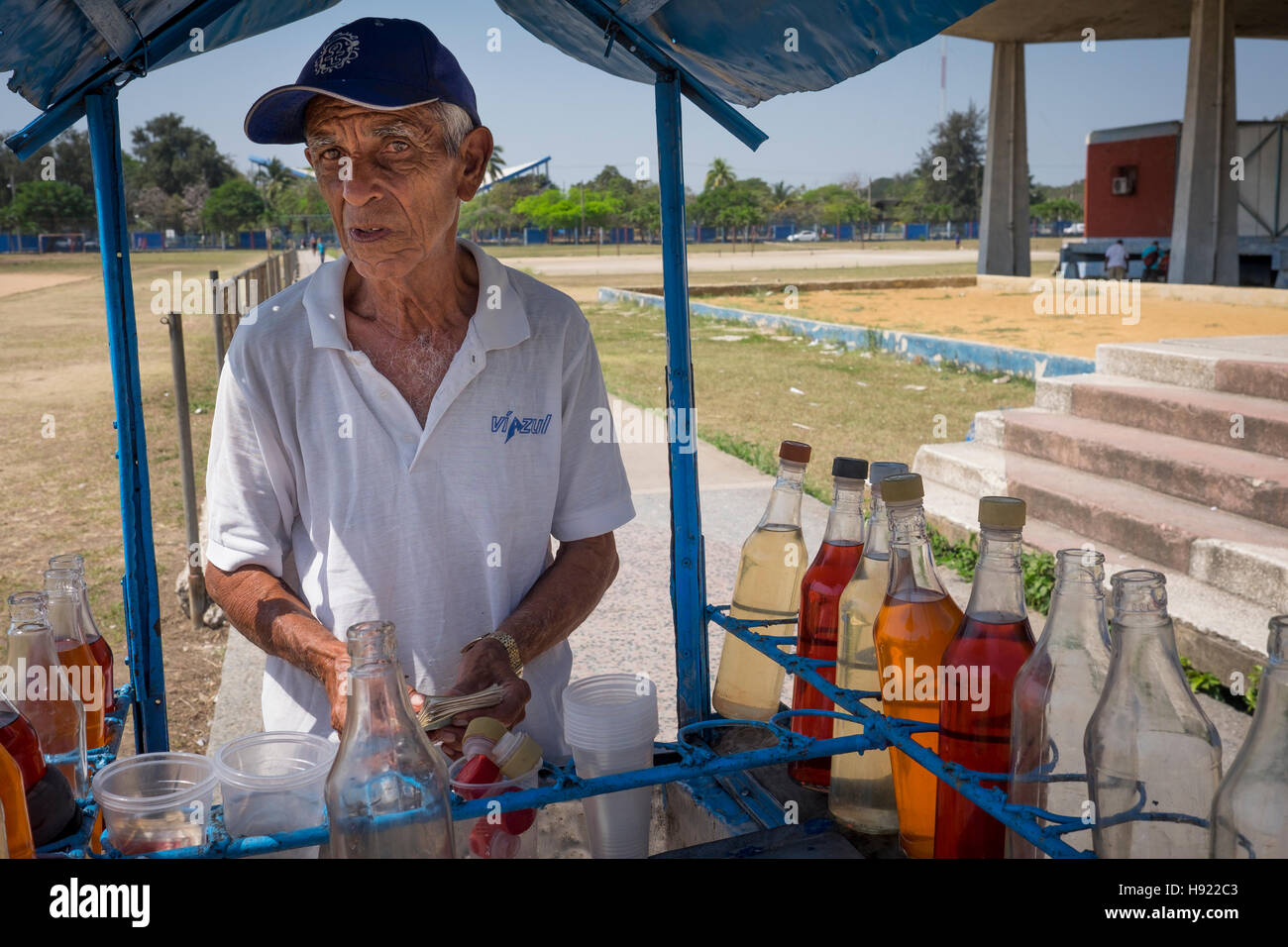 L'Avana, Cuba: venditore ambulante e soft drinks carrello Foto Stock