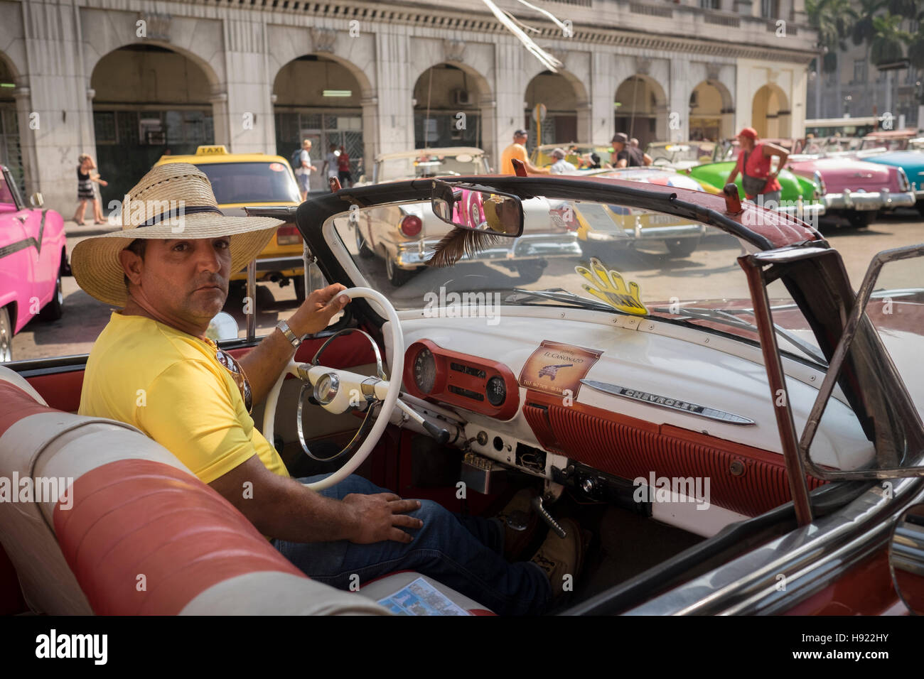 L'Avana, Cuba: Classic driver convertibile in Centro Habana street Foto Stock