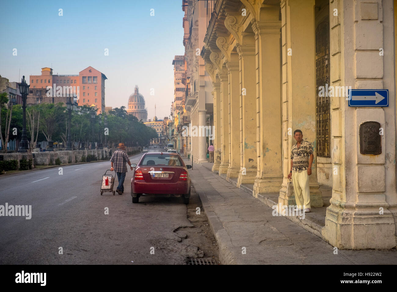 L'Avana, Cuba: scene di strada lungo il Prado all Avana Vecchia Foto Stock