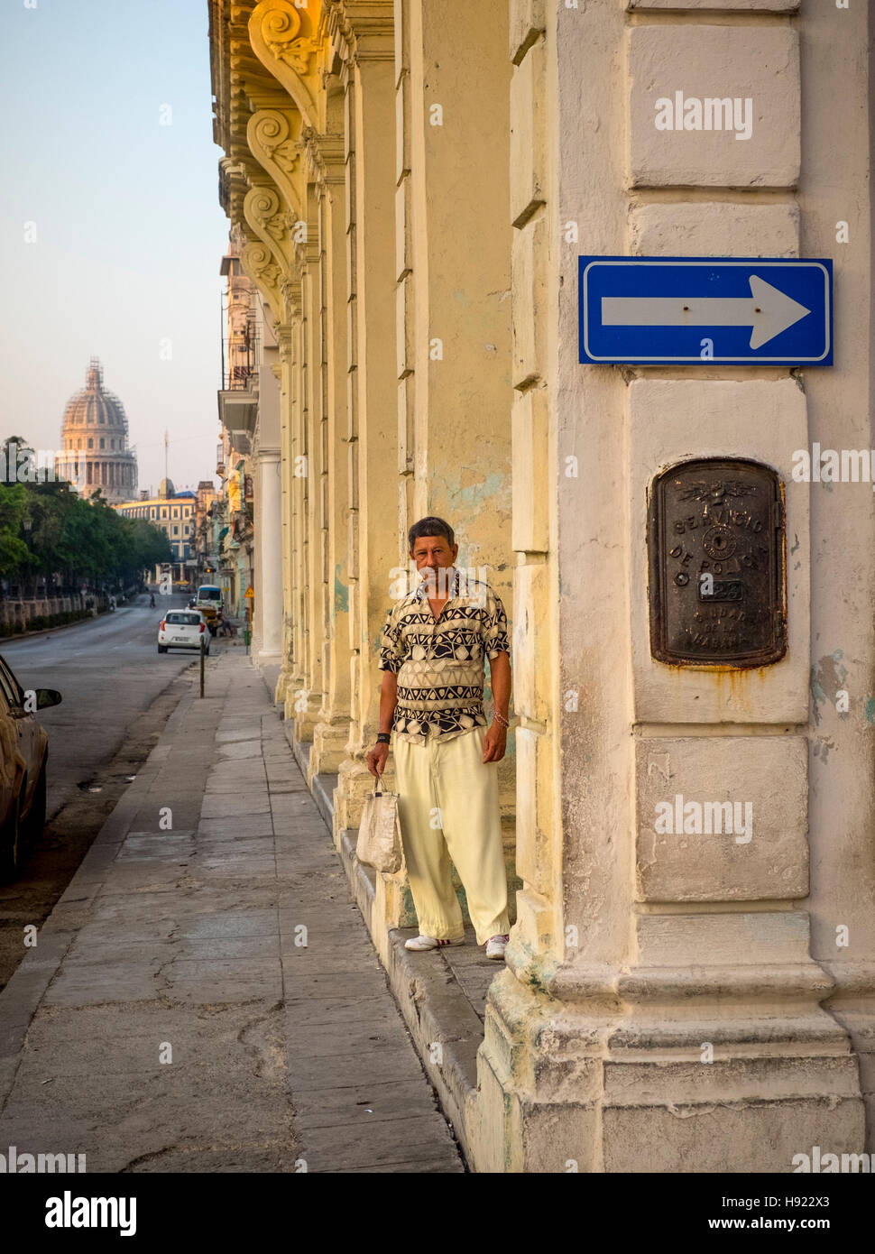 L'Avana, Cuba: scene di strada lungo il Prado all Avana Vecchia Foto Stock