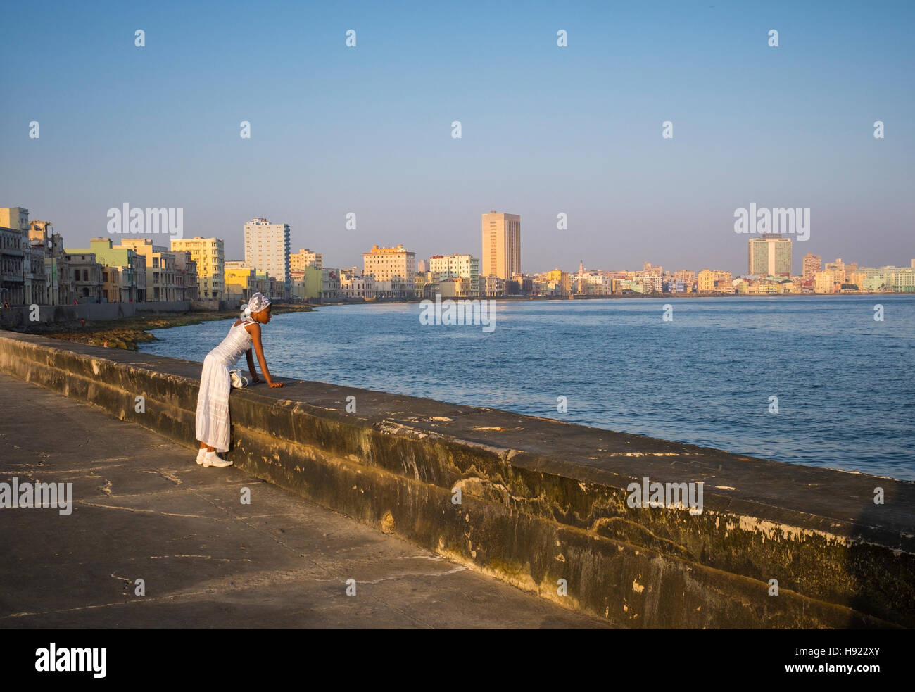 L'Avana, Cuba: scene di strada sul Malecon Foto Stock