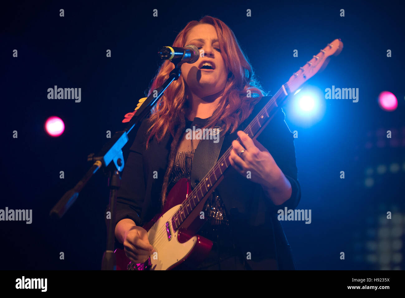 Napoli, Italia. 17 Nov, 2016. Noemi, cantante italiana, esegue presso la Casa della Musica di Napoli durante il 'cuore d'artista Club'. Noemi ( Veronica Scopelliti) è un italiano il cantante-cantautore. Nel 2013 divenne un pullman nella voce dell'Italia. © Paola Visone/Pacific Press/Alamy Live News Foto Stock