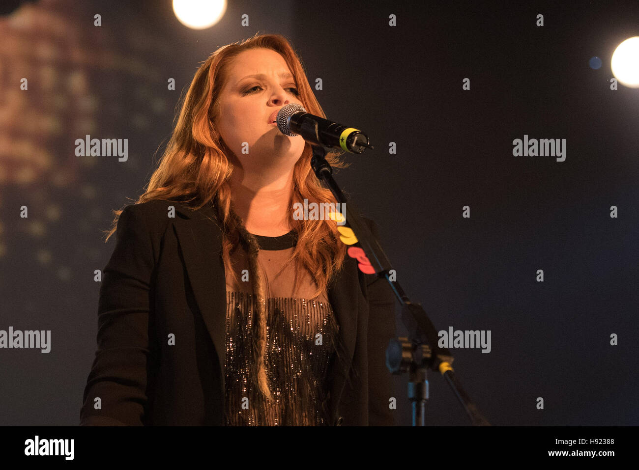 Napoli, Italia. 17 Nov, 2016. Noemi, cantante italiana, esegue presso la Casa della Musica di Napoli durante il 'cuore d'artista Club'. Noemi ( Veronica Scopelliti) è un italiano il cantante-cantautore. Nel 2013 divenne un pullman nella voce dell'Italia. © Paola Visone/Pacific Press/Alamy Live News Foto Stock