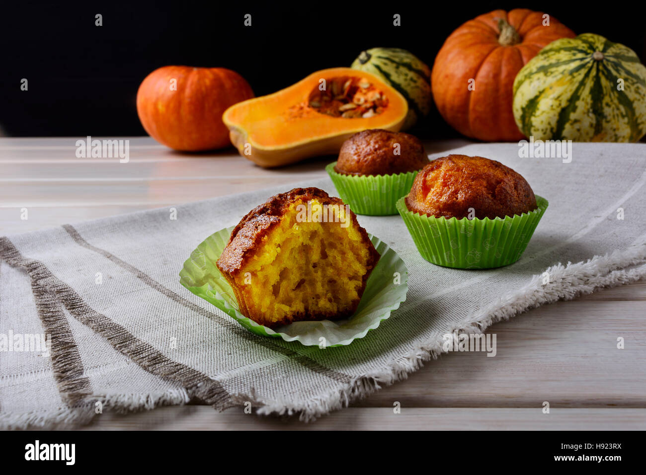 Spiced zucca muffin in involucri di verde. Caduta stagionale cibo vegetale. Ringraziamento dolci fatti in casa la pasticceria. Foto Stock