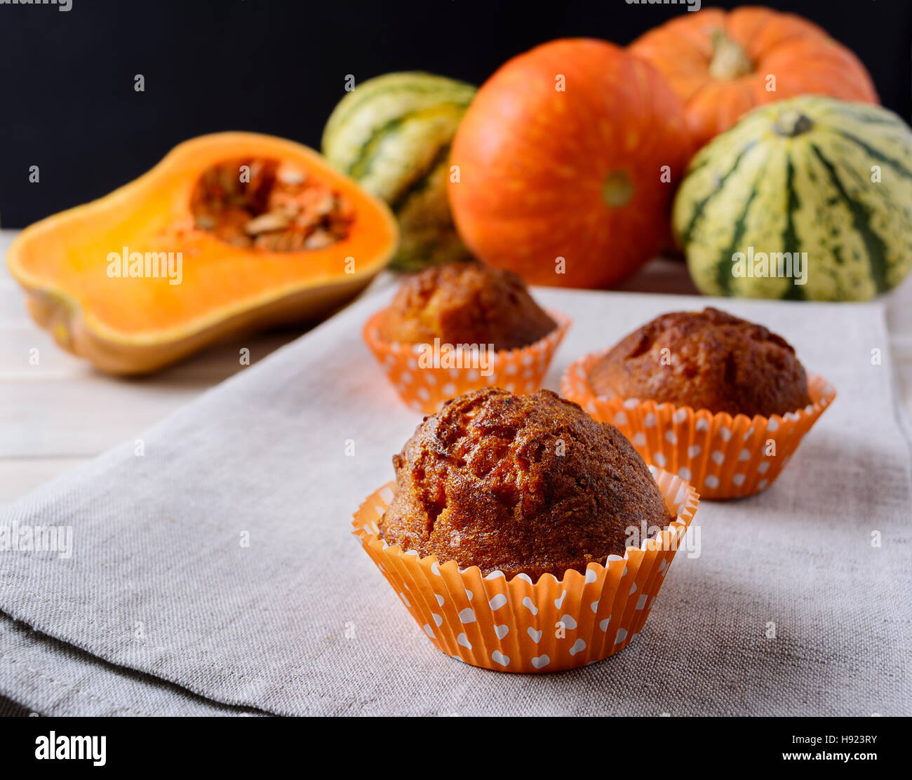Zucca dolce muffin e mature schiaccia. Caduta stagionale cibo vegetale. Ringraziamento dolci fatti in casa la pasticceria. Foto Stock