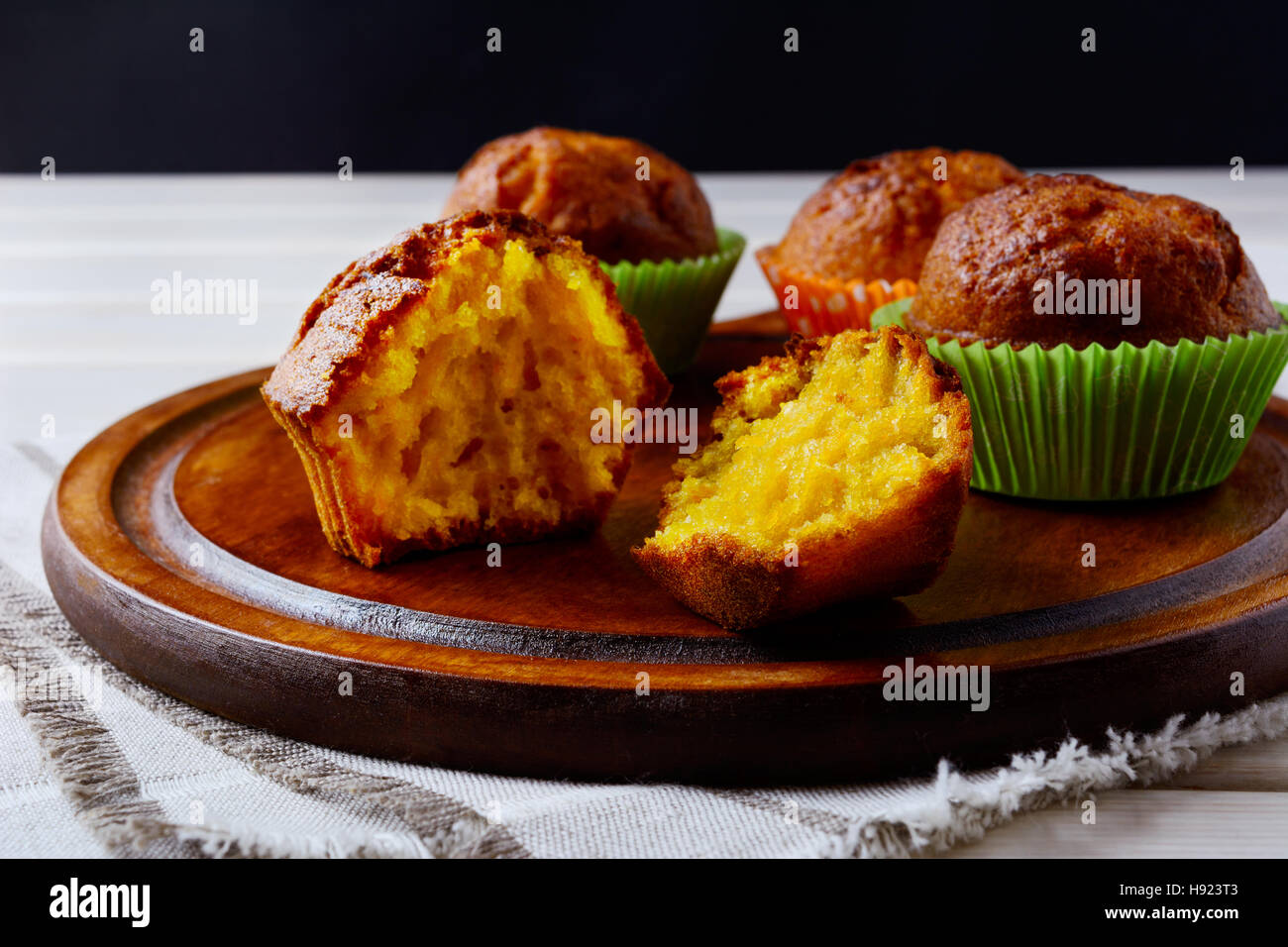 Giallo zucca dolce muffin servita sul vassoio in legno Caduta in casa stagionale cibo vegetale. Ringraziamento dolci fatti in casa la pasticceria. Foto Stock