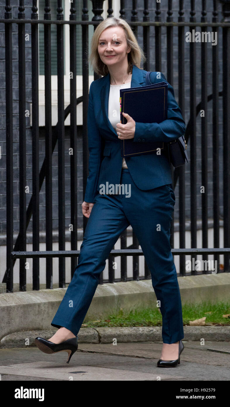 Giustizia Segretario Liz Truss MP partecipa a una riunione del gabinetto a Downing Street, Londra. Foto Stock