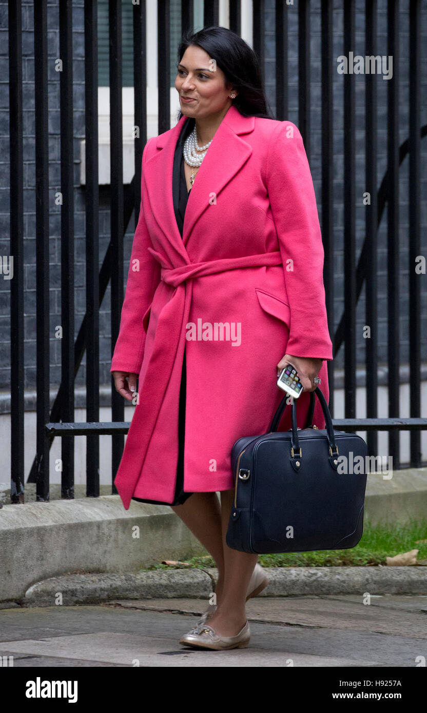 Lo sviluppo internazionale Segretario Priti Patel MP partecipa a una riunione del gabinetto a Downing Street, Londra. Foto Stock
