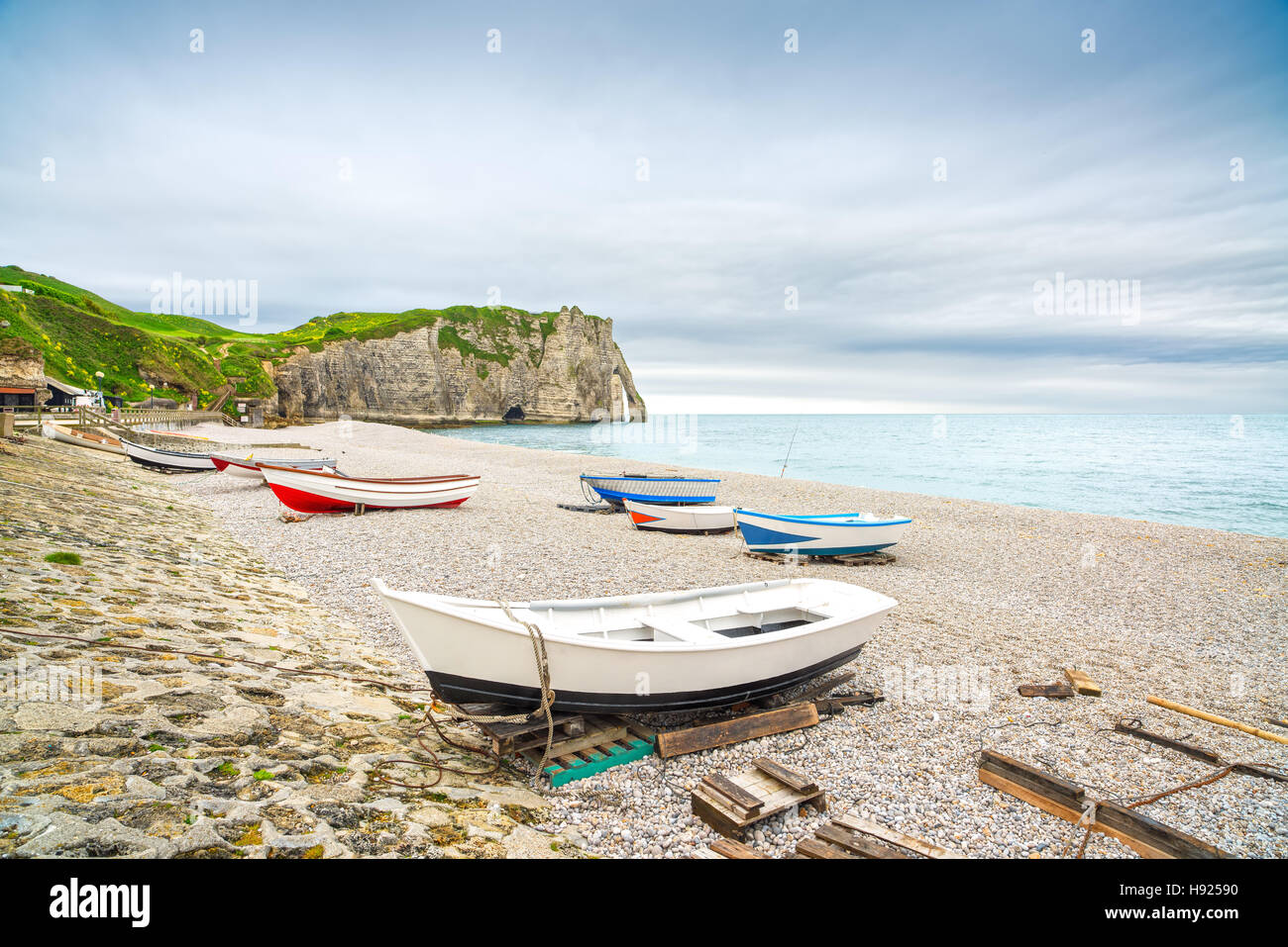 Etretat village, la sua Baia beach, Aval cliff e barche. La Normandia, Francia, Europa. Foto Stock