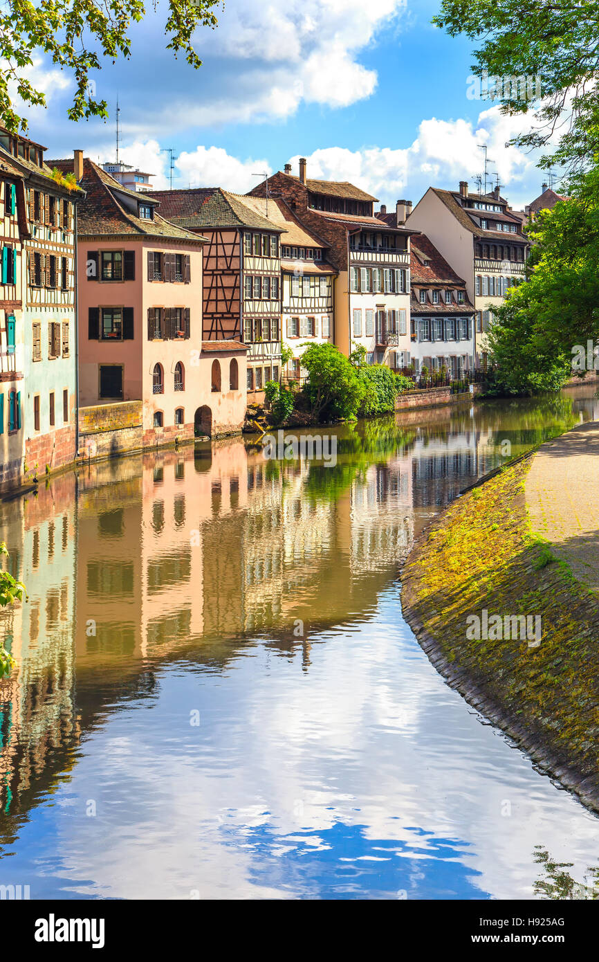 Sessione plenaria a Strasburgo dal canale d'acqua nella zona di Petite France. Metà case con travi di legno e gli alberi in Grand Ile. L'Alsazia, Francia. Sito Unesco. Foto Stock