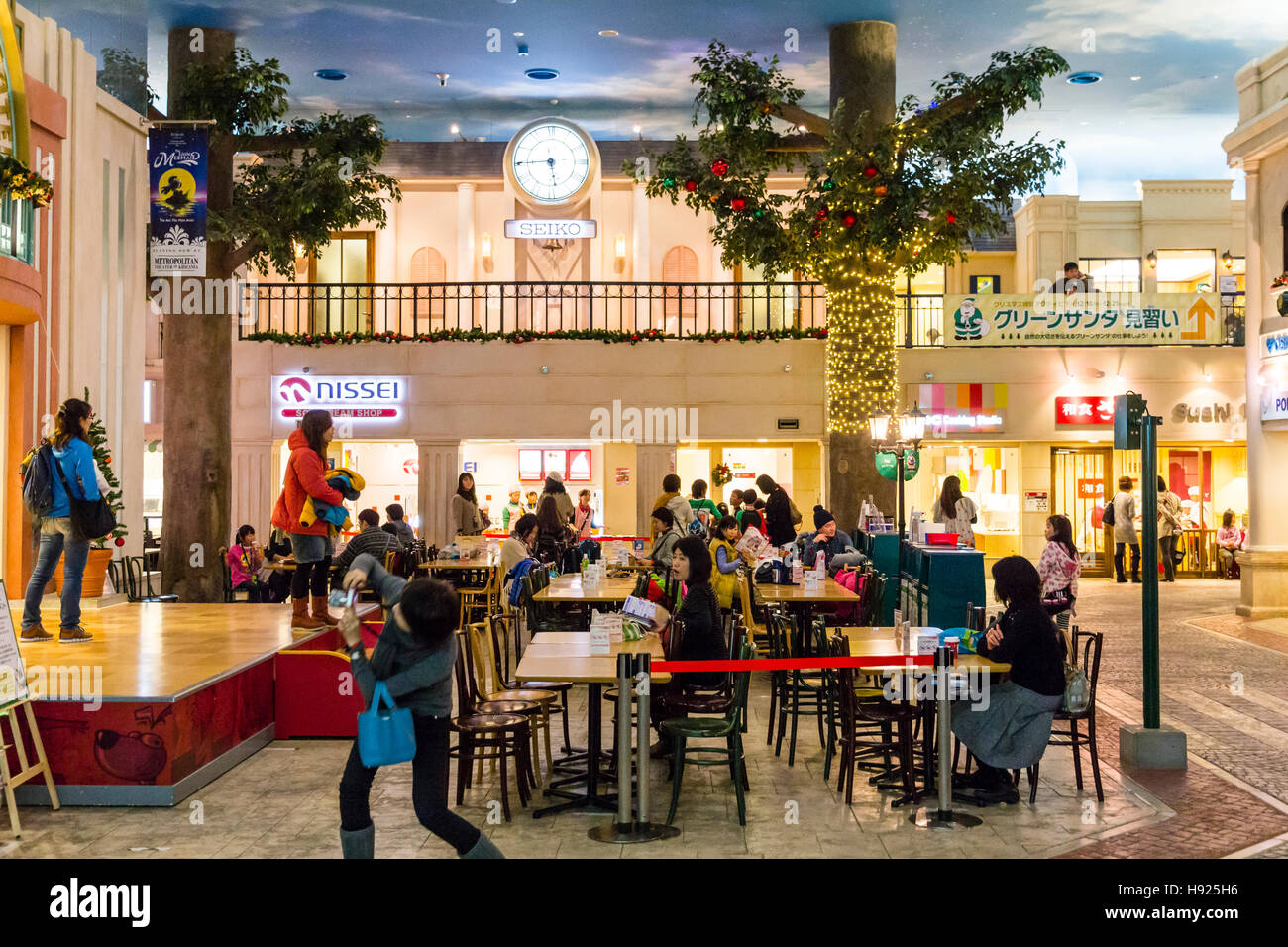 Giappone, Nishinomiya, KidZania, bambino activity center. Principale strada interna e la caffetteria, tavoli e posti a sedere per i genitori e per i bambini. La gente seduta a mangiare. Foto Stock