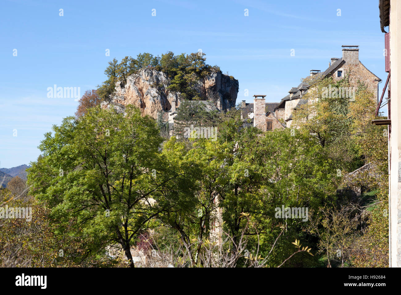 Una bassa angolazione su una parte del villaggio di Rodelle appollaiato sul suo sperone roccioso (Francia). Une partie du village de Rodelle. Foto Stock