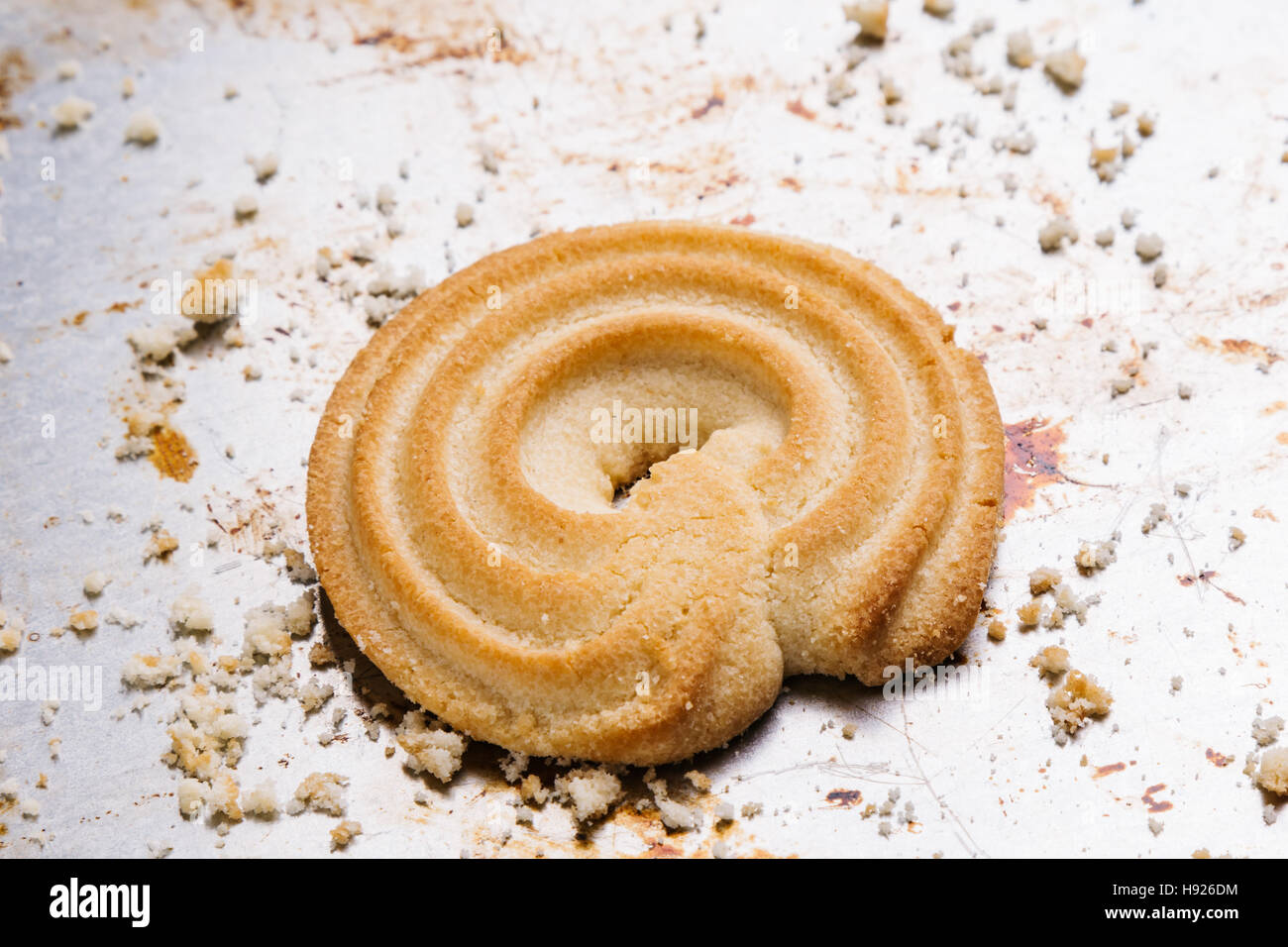 Freschi e saporiti burro danese i cookie su piastra in acciaio Foto Stock