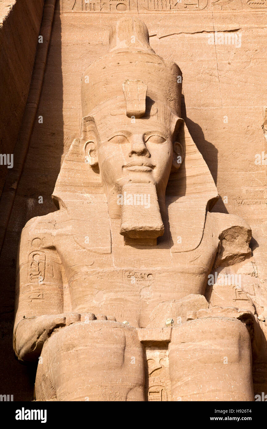 Statua del faraone Ramesse II che indossa la doppia corona Atef dell'Alto e del Basso Egitto ad Abu Simbel. Foto Stock