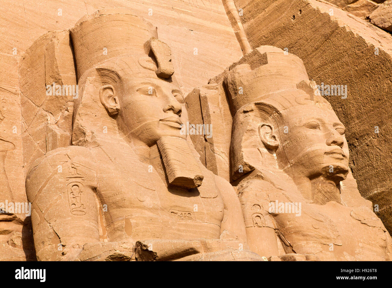 Statue del faraone Ramesse II che indossa la doppia corona Atef dell'Alto e del Basso Egitto ad Abu Simbel. Foto Stock