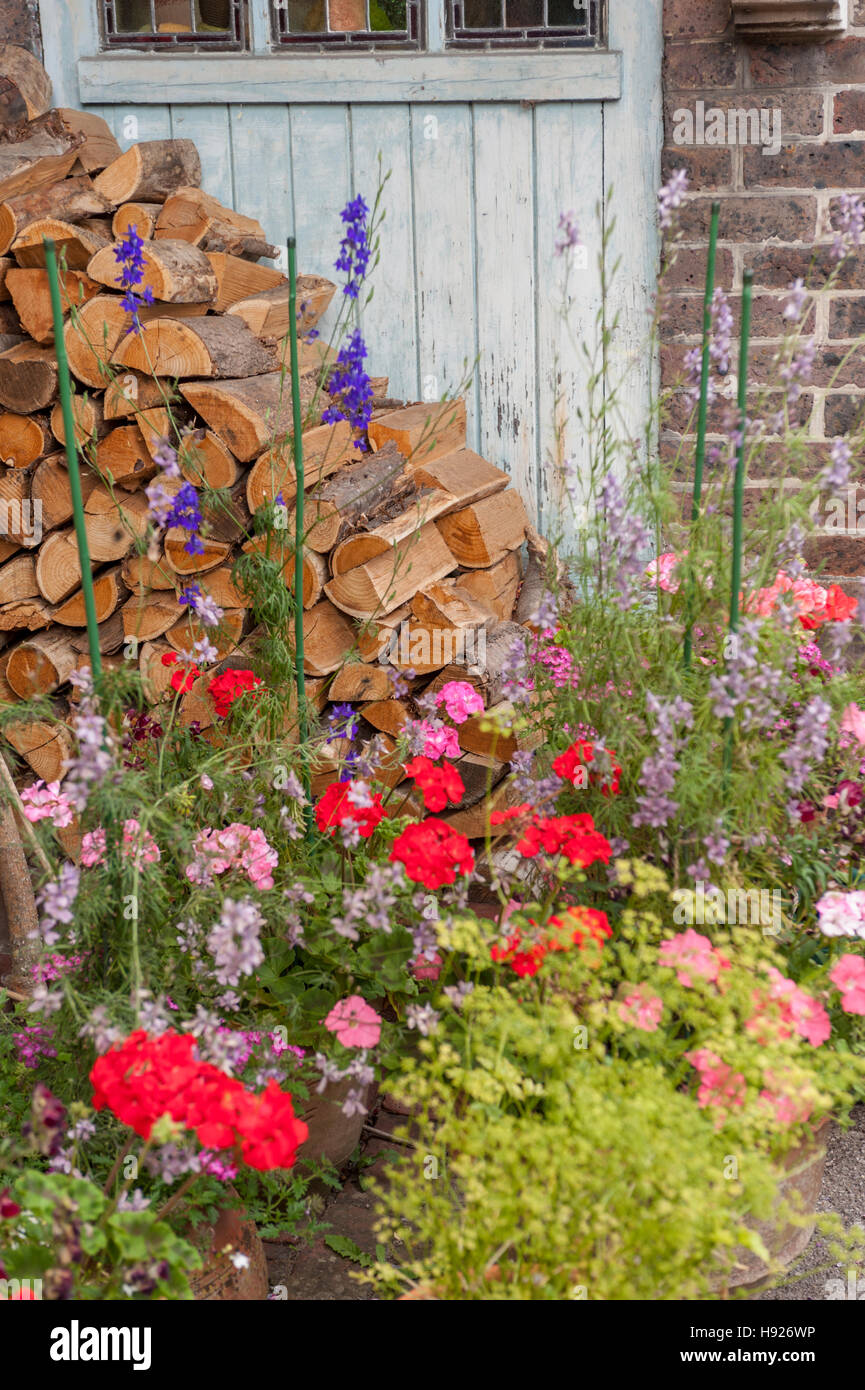 Palo di legno in un giardino cottage in kent england Foto Stock